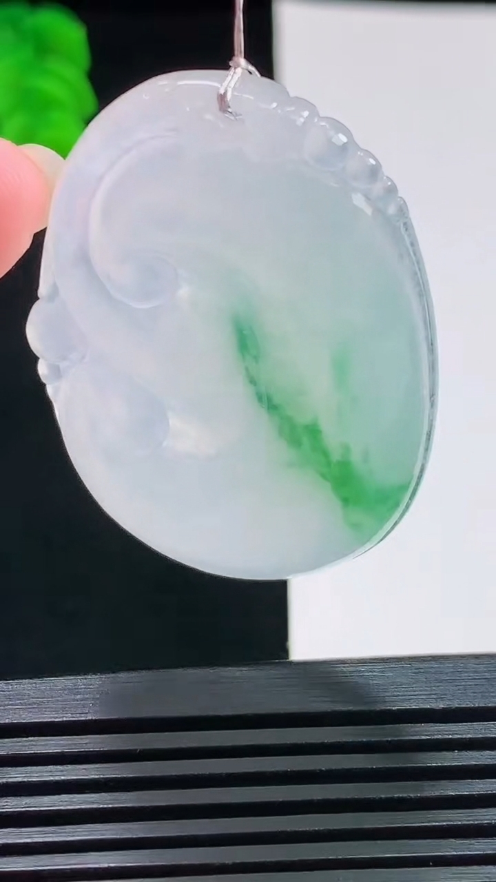 天然A货翡翠如意吊坠，尺寸45-31.5-5.6 重量:15.77g
8月9日