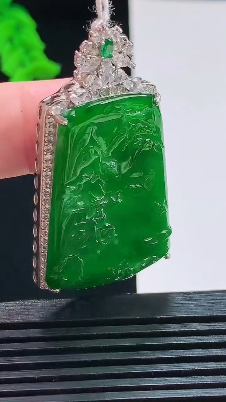 天然A货翡翠山水牌吊坠，尺寸47-24.5-8.5，裸石34-23.5 重量:10.00g
8月9日