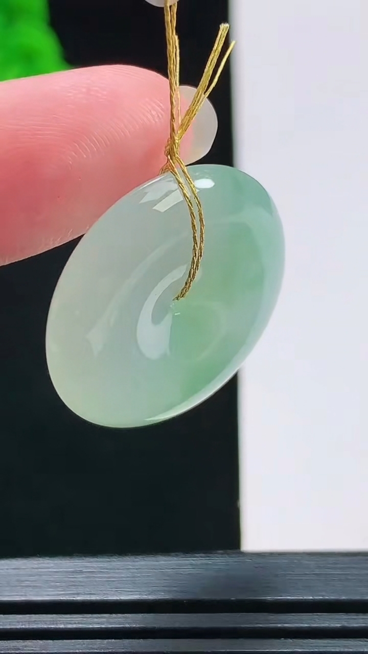 天然A货翡翠平安吊坠，尺寸25-6 重量:7.68g
8月9日