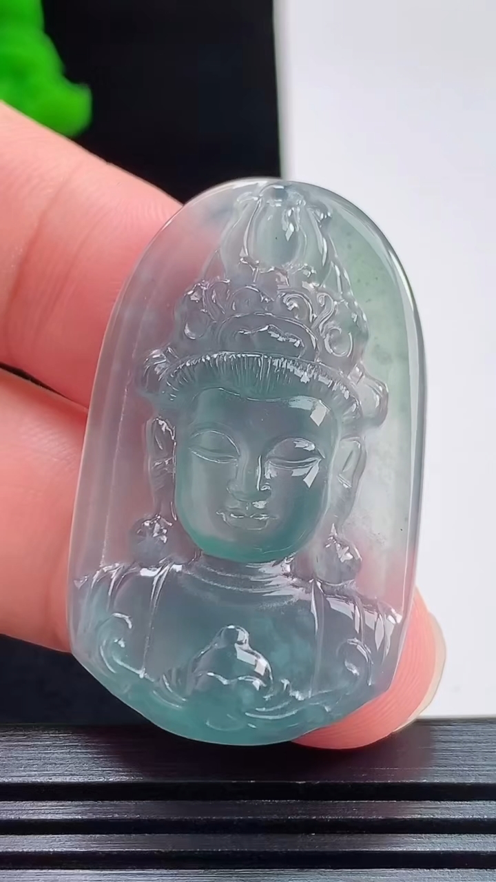 天然A货翡翠观音头吊坠，尺寸40-24-5.2 重量:8.89g
8月9日