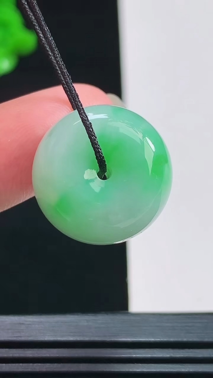 天然A货翡翠路路通吊坠，尺寸19-13.5 重量:10.65g
8月9日