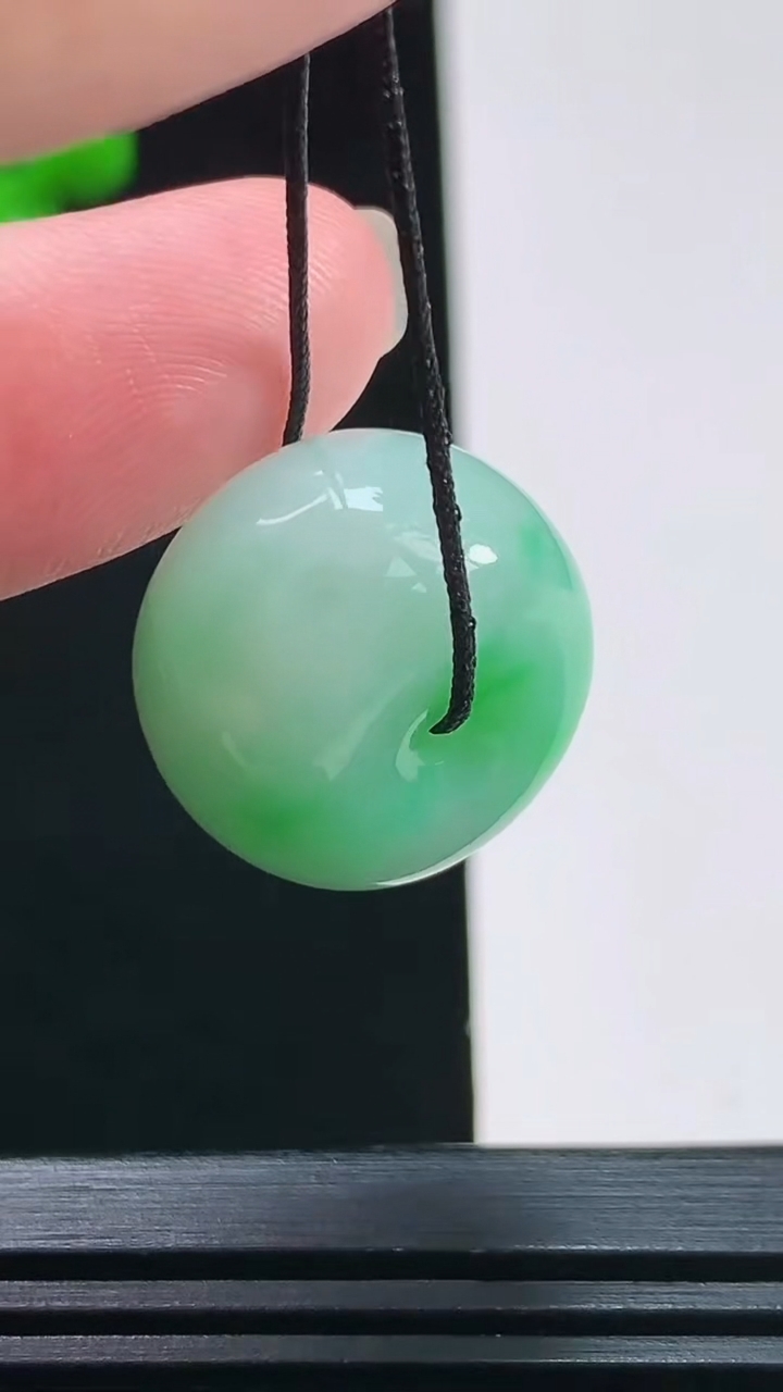 天然A货翡翠路路通吊坠，尺寸19-13.5 重量:10.65g
8月9日