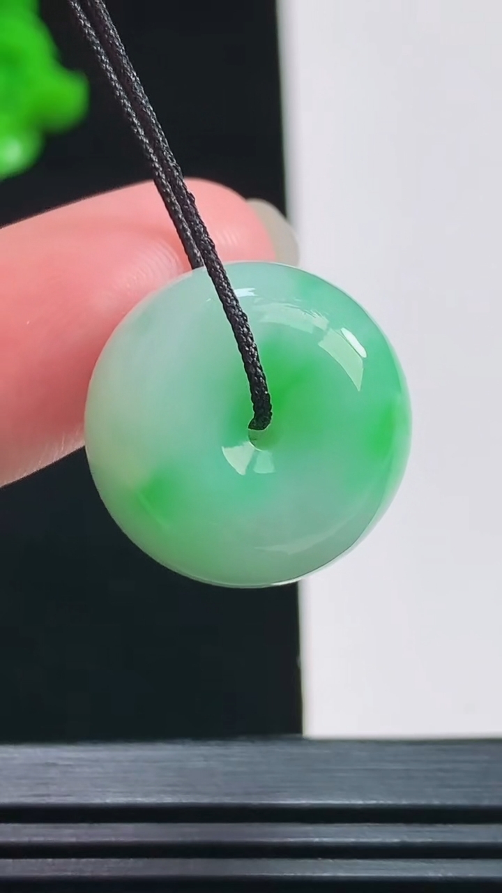 天然A货翡翠路路通吊坠，尺寸19-13.5 重量:10.65g
8月9日