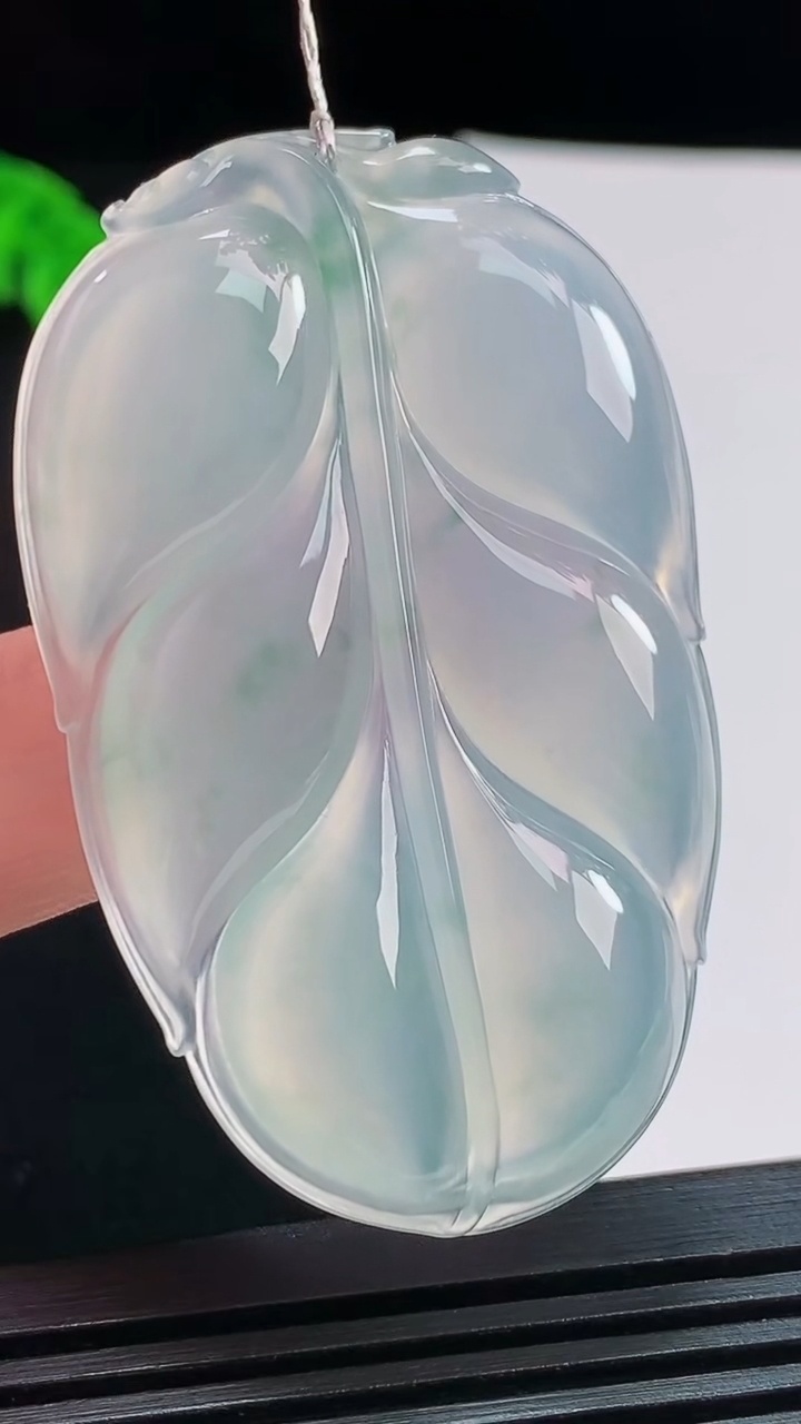 天然A货翡翠种飘花金枝玉叶 叶子吊坠，尺寸56-35-5.5 重量:20.43g
8月9日