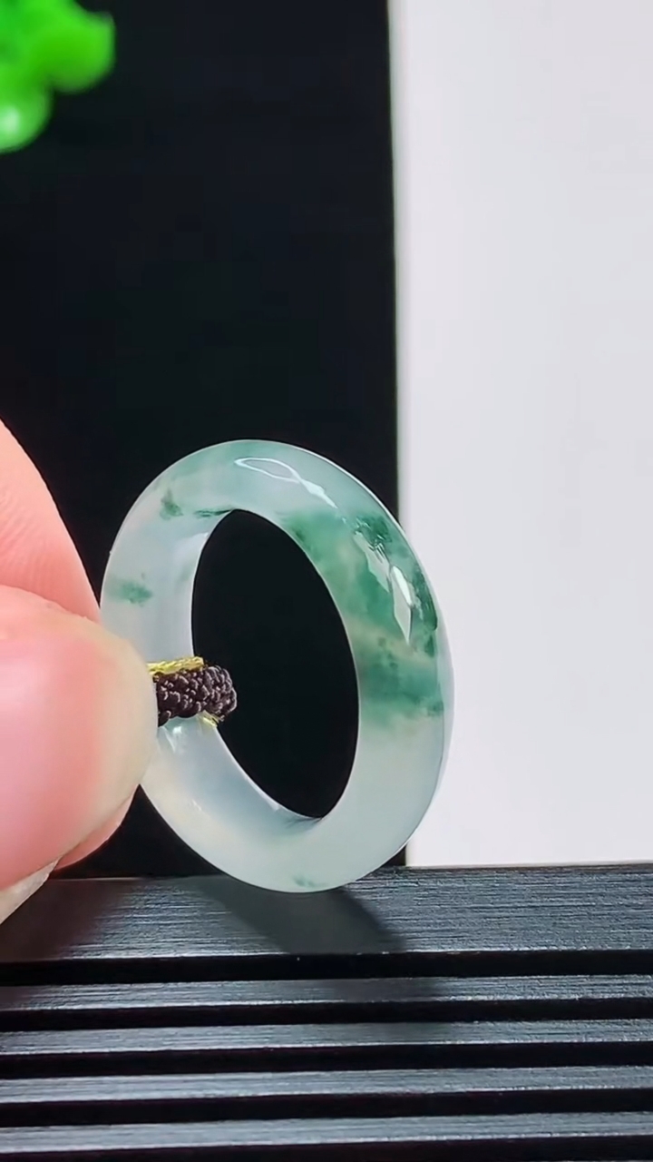 天然A货翡翠飘花玉指环 戒指，尺寸16-5.5-3.2 重量:3.26g2026年8月9日
工厂直销收藏佳品,种好水足，色泽均匀，有种有色，上手高大气！