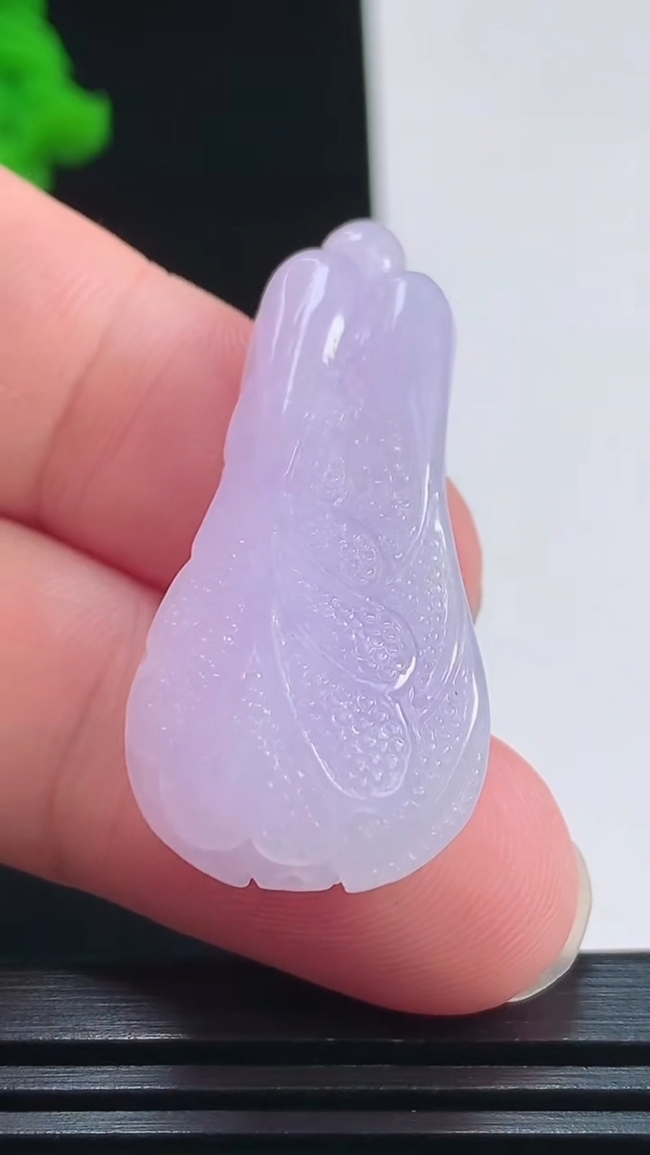 天然A货翡翠紫罗兰白菜吊坠，尺寸40-18.2-9.5 重量:11.19g
8月9日