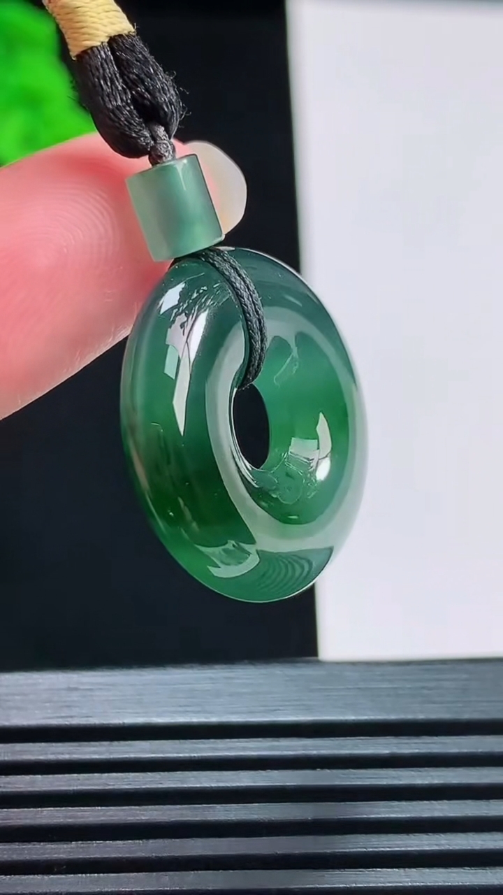天然A货翡翠平安环吊坠，尺寸23-5.5 重量:6.53g
8月9日