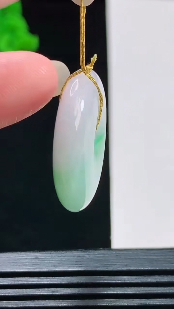 天然A货翡翠平安扣吊坠，尺寸26-6.5 重量:9.51g
8月9日