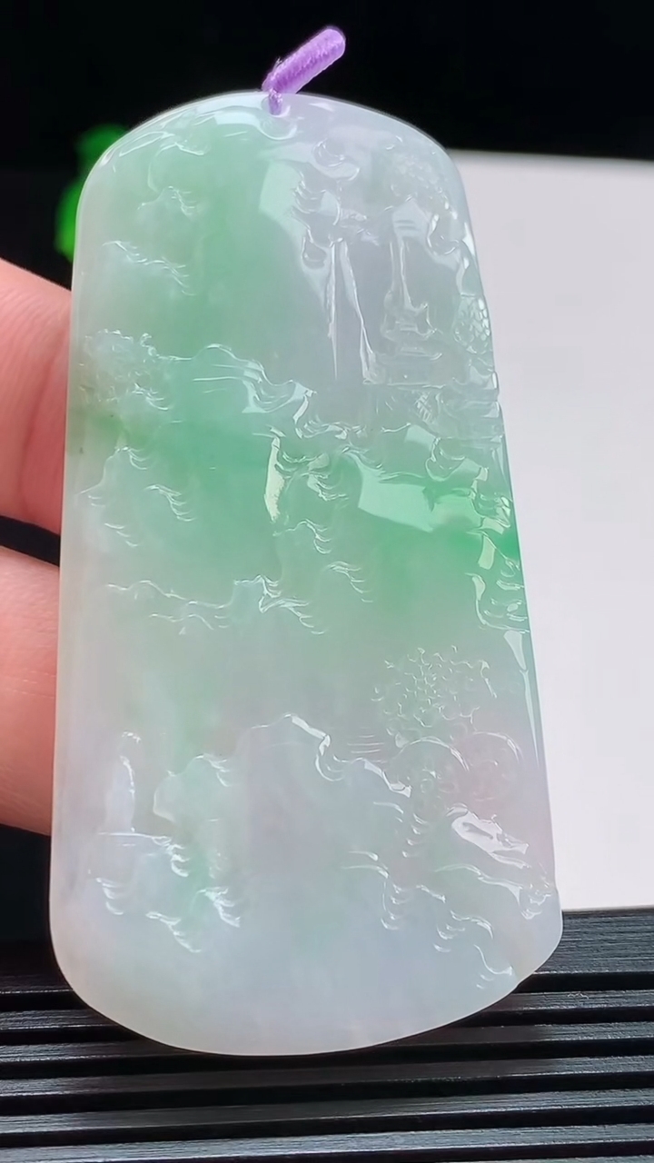 天然A货翡翠山水牌吊坠，尺寸68-34-4.5 重量:25.29g
8月10日