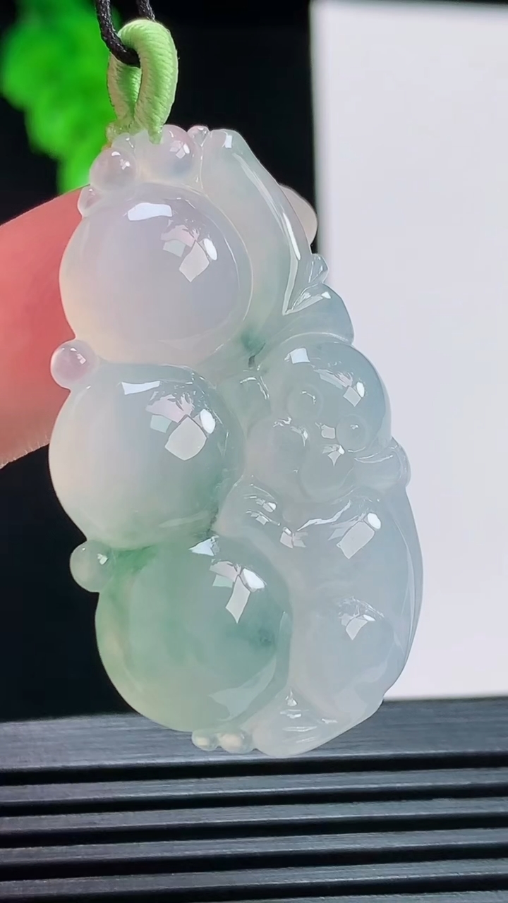 天然A货翡翠飘花灵猴献瑞吊坠，尺寸41-22.6-5.8 重量:10.53g
8月10日