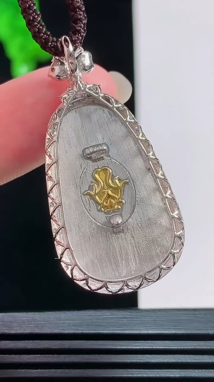 天然A货翡翠如意吊坠，尺寸39-19-6.2，裸石28-17 重量:4.80g
8月10日