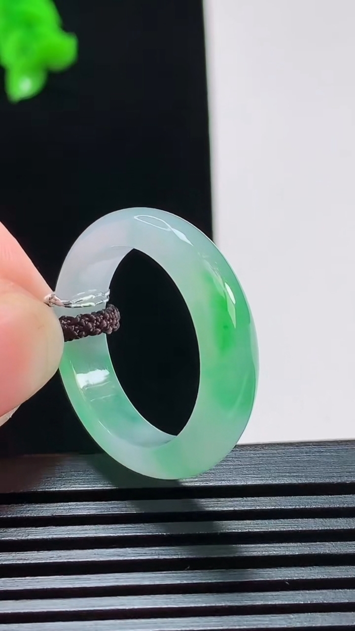 天然A货翡翠玉指环 戒指，尺寸19.8-5.6-3.6 重量:4.63g2026年8月10日
工厂直销收藏佳品,种好水足，色泽均匀，有种有色，上手高大气！