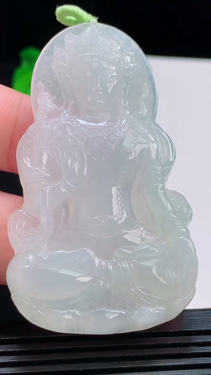 天然A货翡翠度母菩萨吊坠，尺寸63-38-5.6 重量:26.25g
8月10日