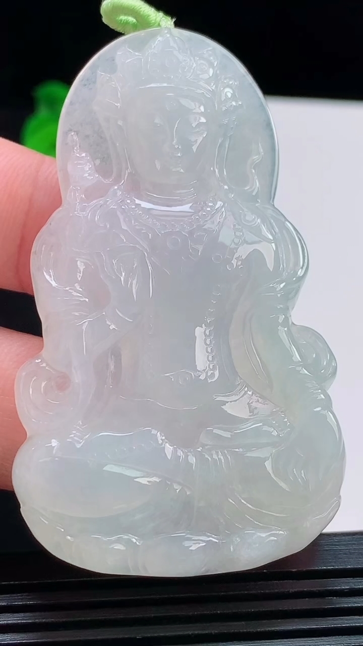 天然A货翡翠度母菩萨吊坠，尺寸63-38-5.6 重量:26.25g
8月10日