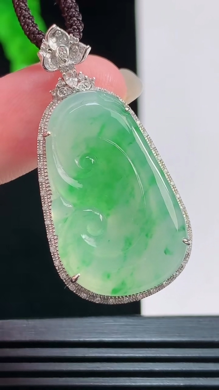 天然A货翡翠如意吊坠，尺寸39-19-6.2，裸石28-17 重量:4.80g
8月10日