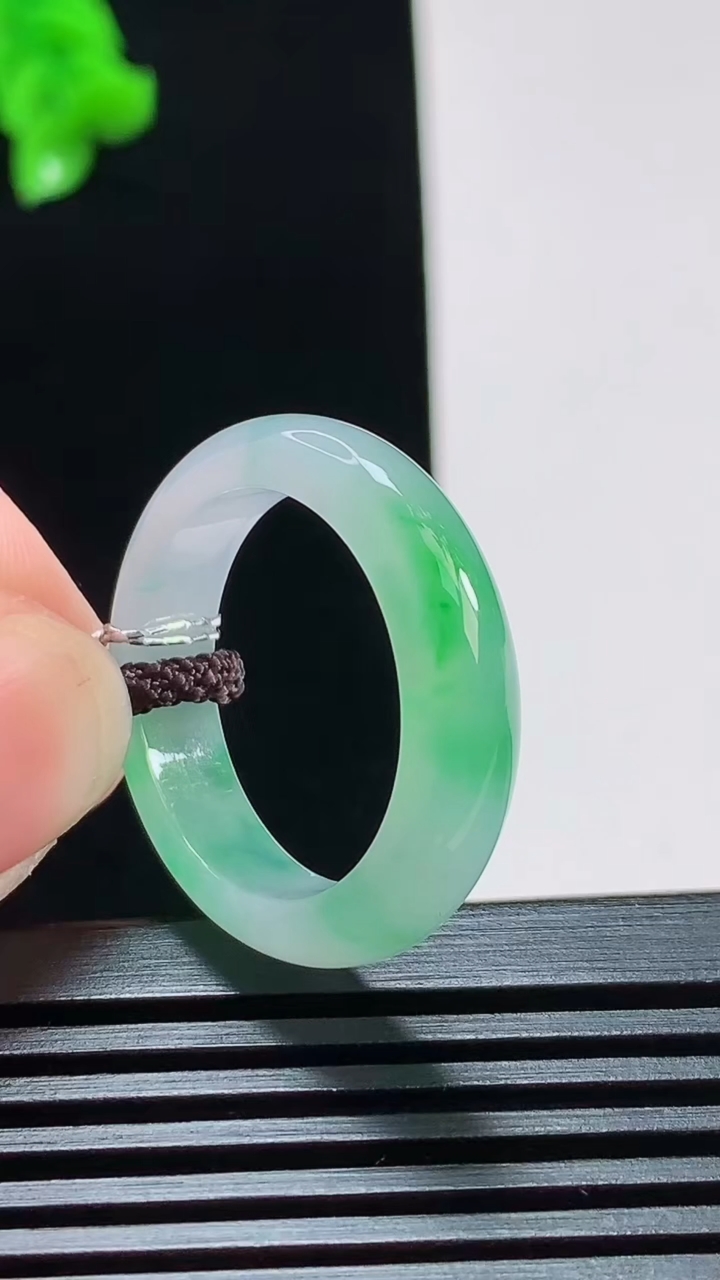 天然A货翡翠玉指环 戒指，尺寸19.8-5.6-3.6 重量:4.63g2026年8月10日
工厂直