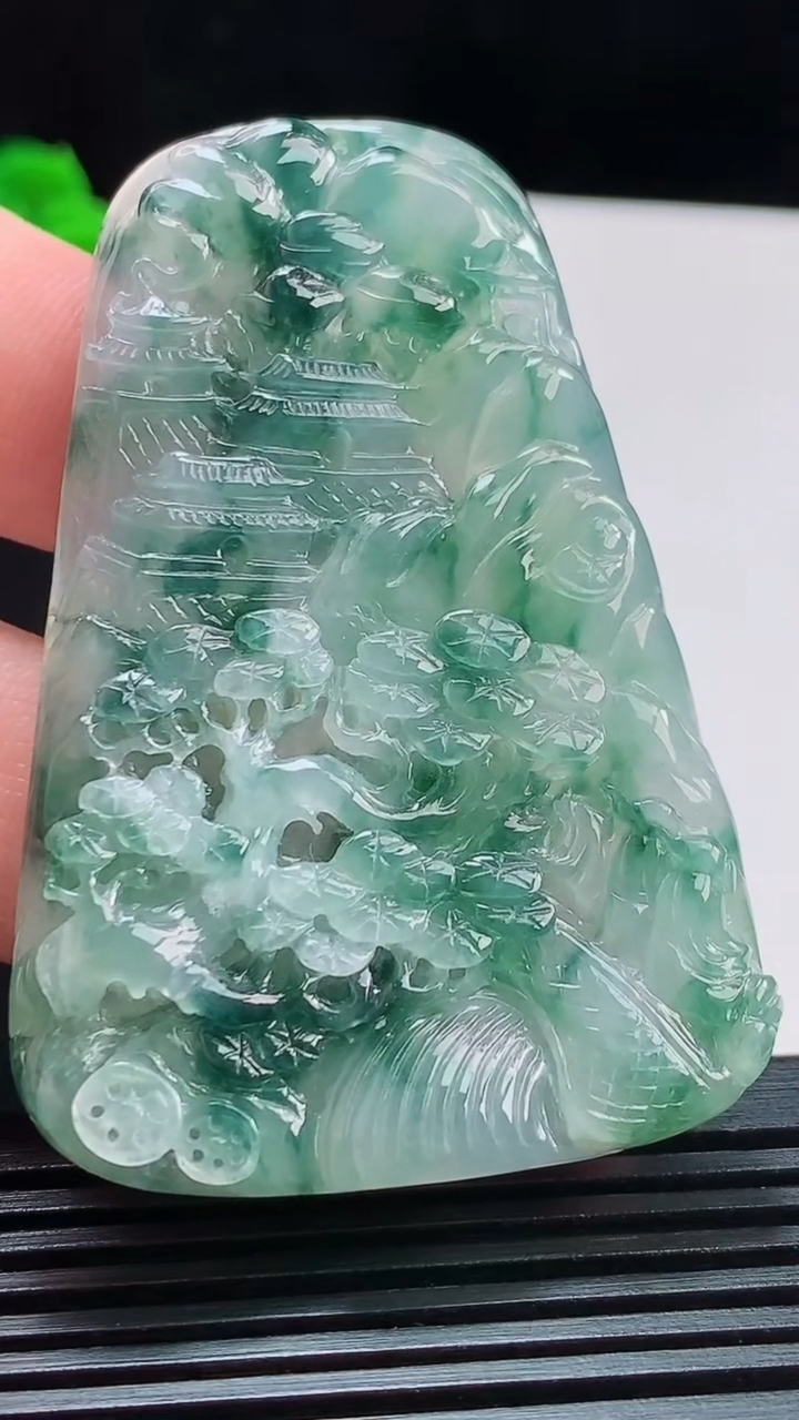 天然A货翡翠牌吊坠，尺寸61.6-41.8-5.8，重量:32.30g
8月10日