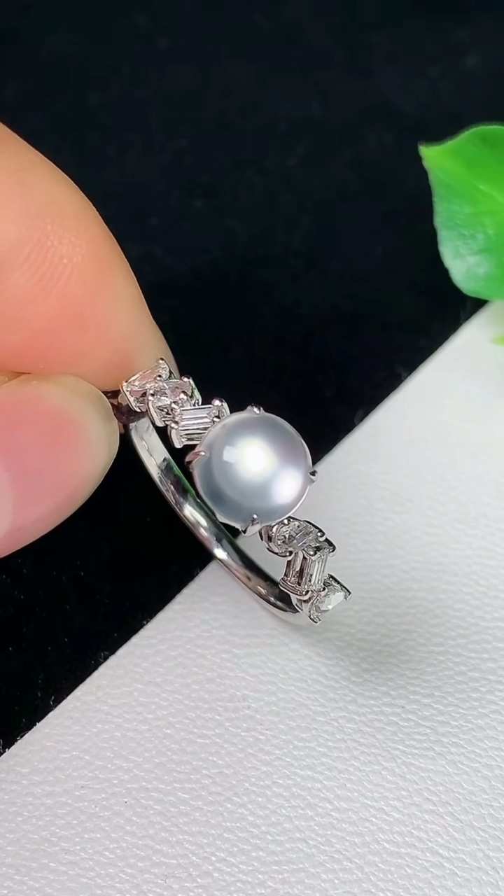 天然A货翡翠白冰蛋面戒指，尺寸17-6.6，重量:2.12g2026年8月10日
工厂直销收藏佳品,种好水足，色泽均匀，有种有色，上手高大气！