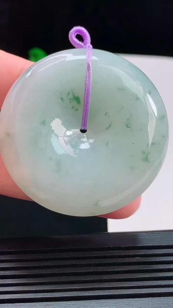 天然A货翡翠飘花平安扣吊坠，尺寸48.5-12 重量:57.72g
8月10日
