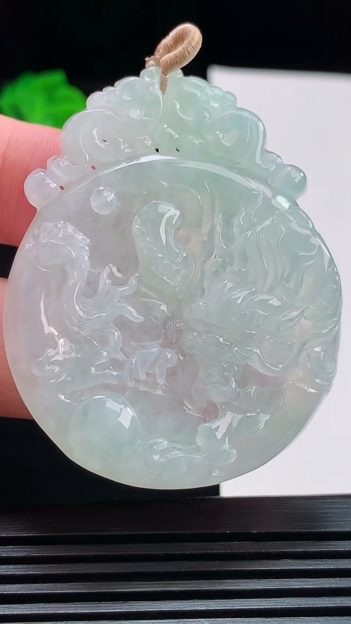 天然A货翡翠龙牌吊坠，尺寸54-43.7-5.5 重量:23.88g
8月10日