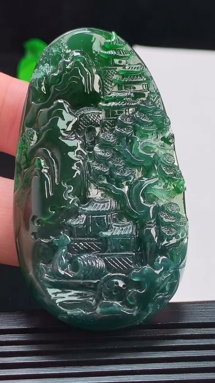 天然A货翡翠山水牌吊坠，尺寸67-37-7.2 重量:39.43g
8月10日