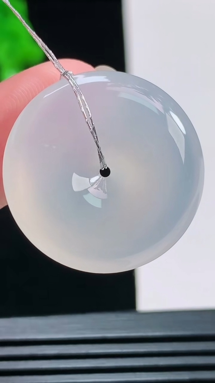 天然A货翡翠种白冰平安扣吊坠，尺寸25-5.5 重量:7.16g
8月10日