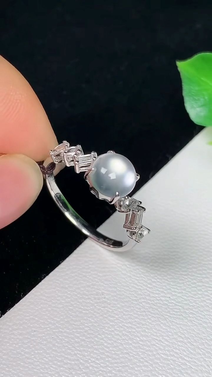 天然A货翡翠白冰蛋面戒指，尺寸17-6.6，重量:2.12g2026年8月10日
工厂直销收藏佳品,种好水足，色泽均匀，有种有色，上手高大气！