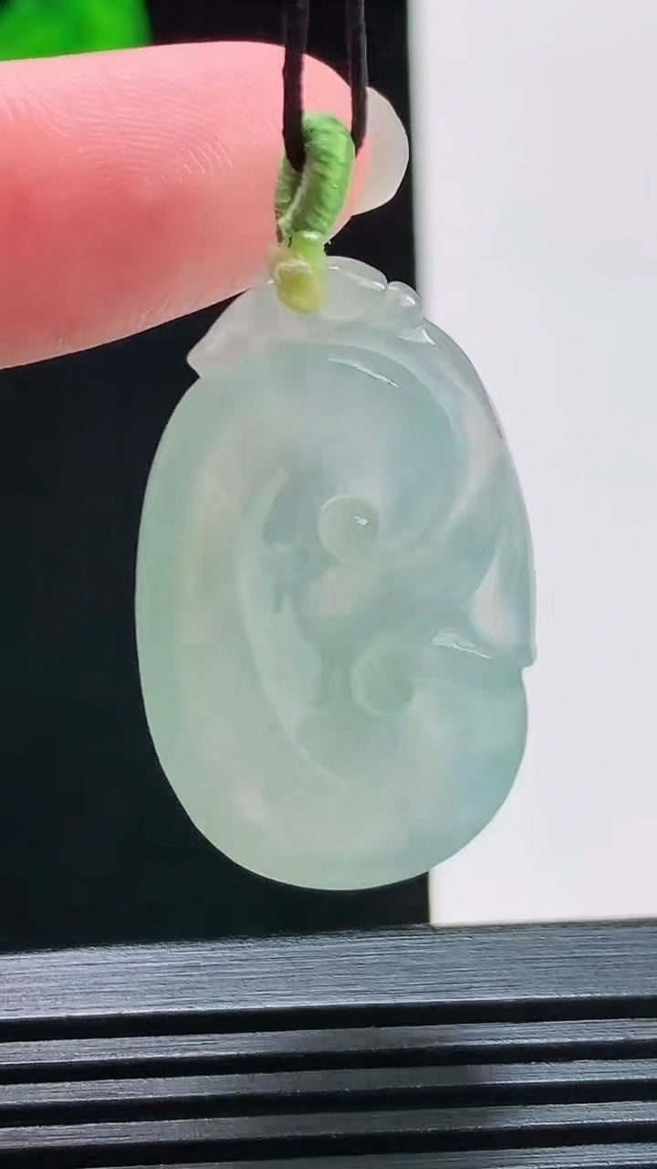 天然A货翡翠如意吊坠，尺寸36.5-20.5-6.5 重量:9.40g
8月10日