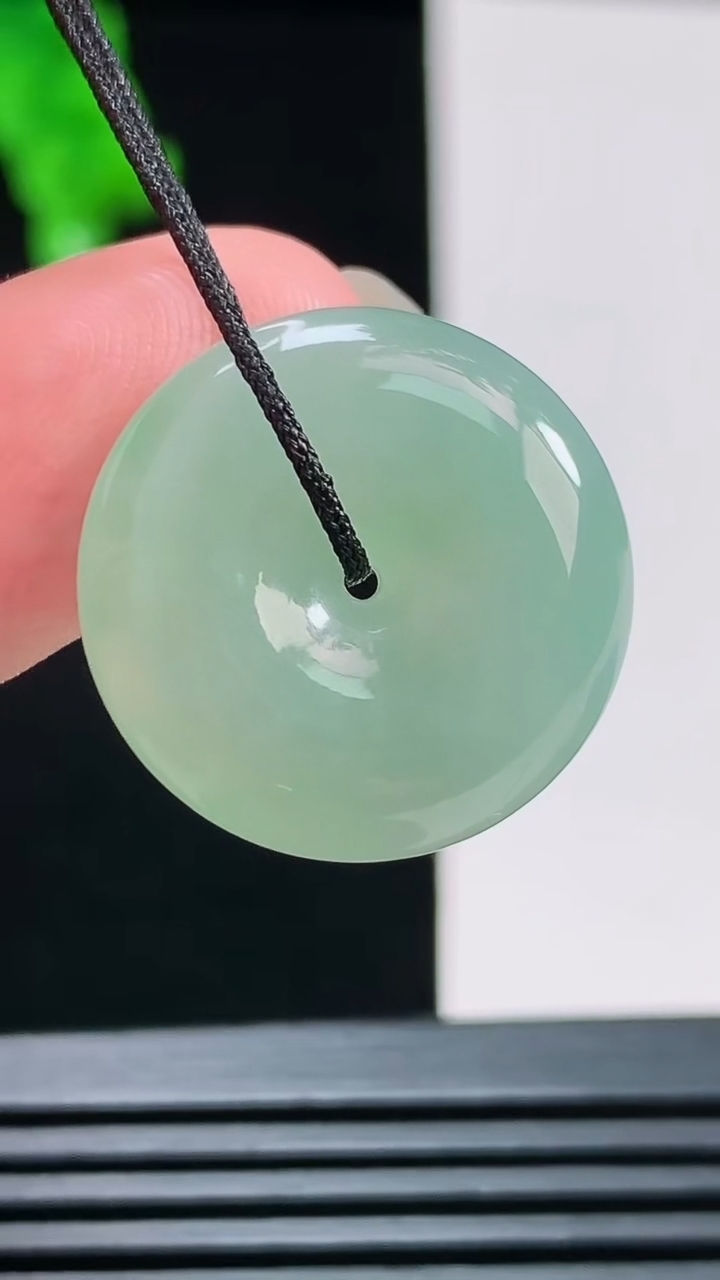 天然A货翡翠平安扣吊坠，尺寸21-5.8 重量:5.32g
8月10日