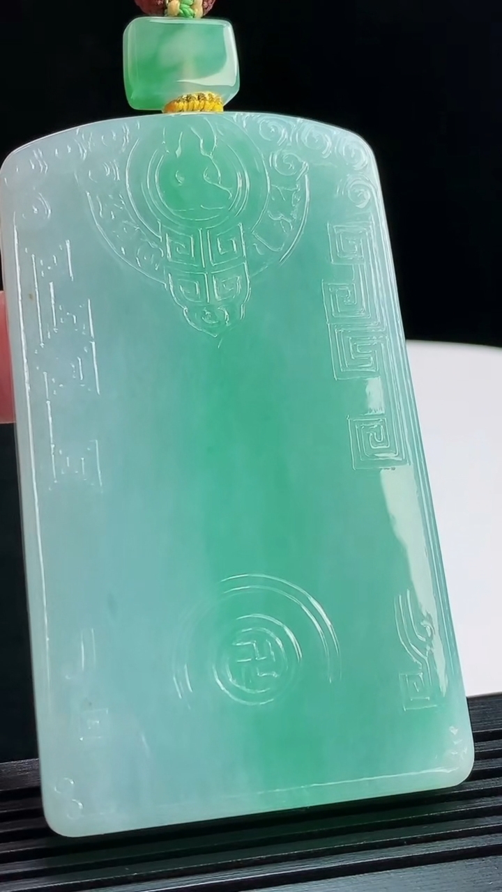 天然A货翡翠仿古无事牌吊坠，尺寸74-43.6-9.5 重量:97.32g
8月10日