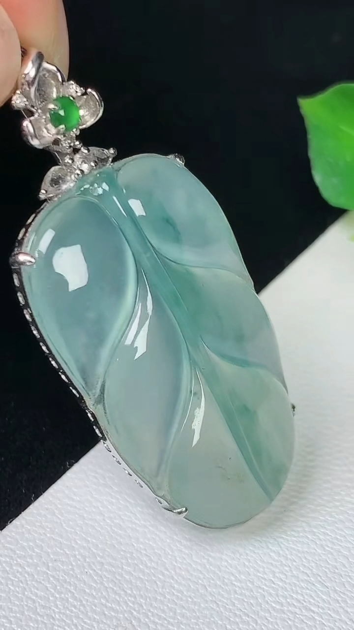 天然A货翡翠飘花金枝玉叶 叶子吊坠，尺寸44.2-33-20-5.9，重量:6.53g
8月10日