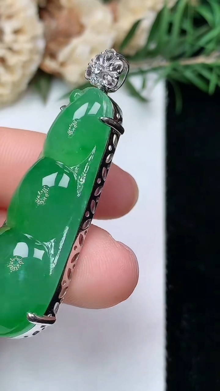天然A货翡翠福豆吊坠，尺寸39.5-16.3-10，重量:11.39g
8月10日