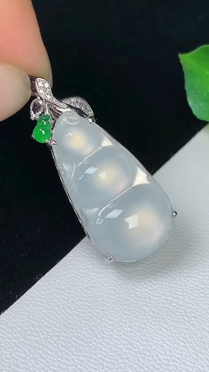 天然A货翡翠白冰福豆吊坠，尺寸30.3-23.9-12.9-6.3，重量:3.59g
8月10日