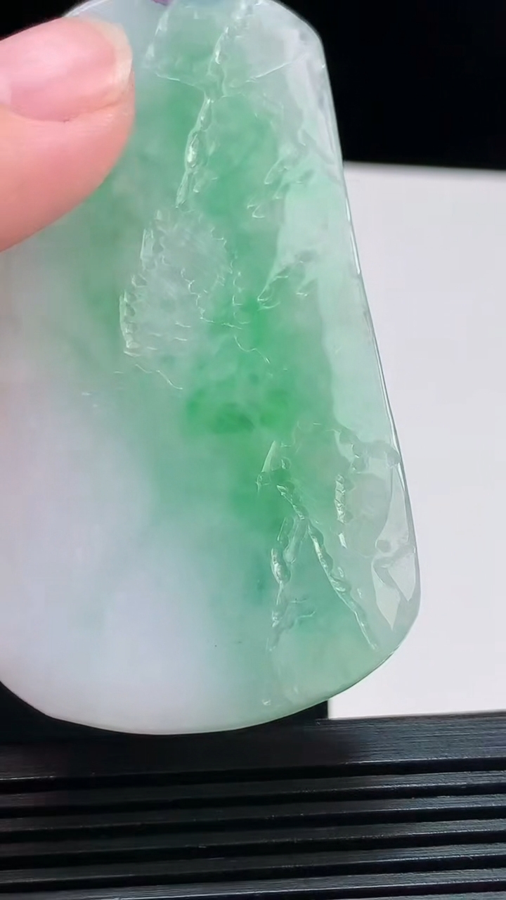 天然A货翡翠山水牌吊坠，尺寸72.6-41.6-5.2 重量:35.39g
8月10日