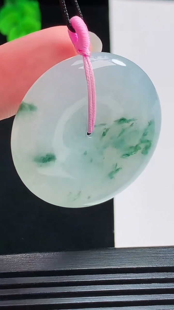 天然A货翡翠飘花平安扣吊坠，尺寸36-5.8 重量:16.53g
8月10日