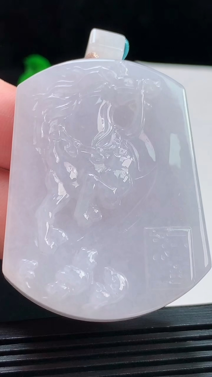 天然A货翡翠紫罗兰生肖马牌吊坠，尺寸53-40-10.6 重量:60.17g
8月10日