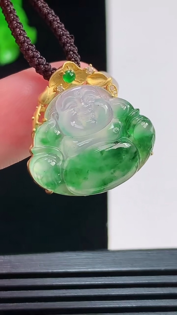 天然A货翡翠佛公吊坠，尺寸22-22-6.5，裸石18-22 重量:3.14g
8月10日