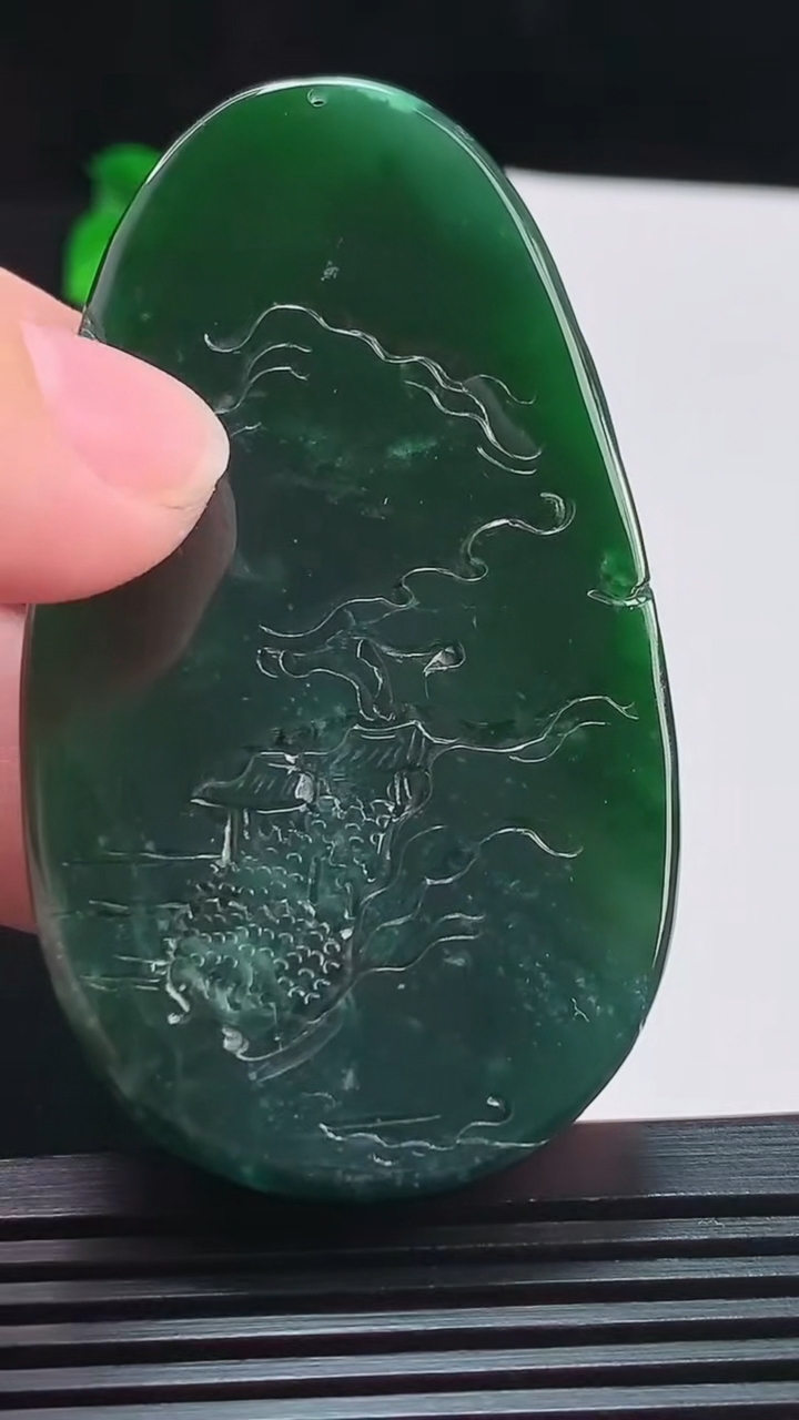 天然A货翡翠山水牌吊坠，尺寸67-37-7.2 重量:39.43g
8月10日