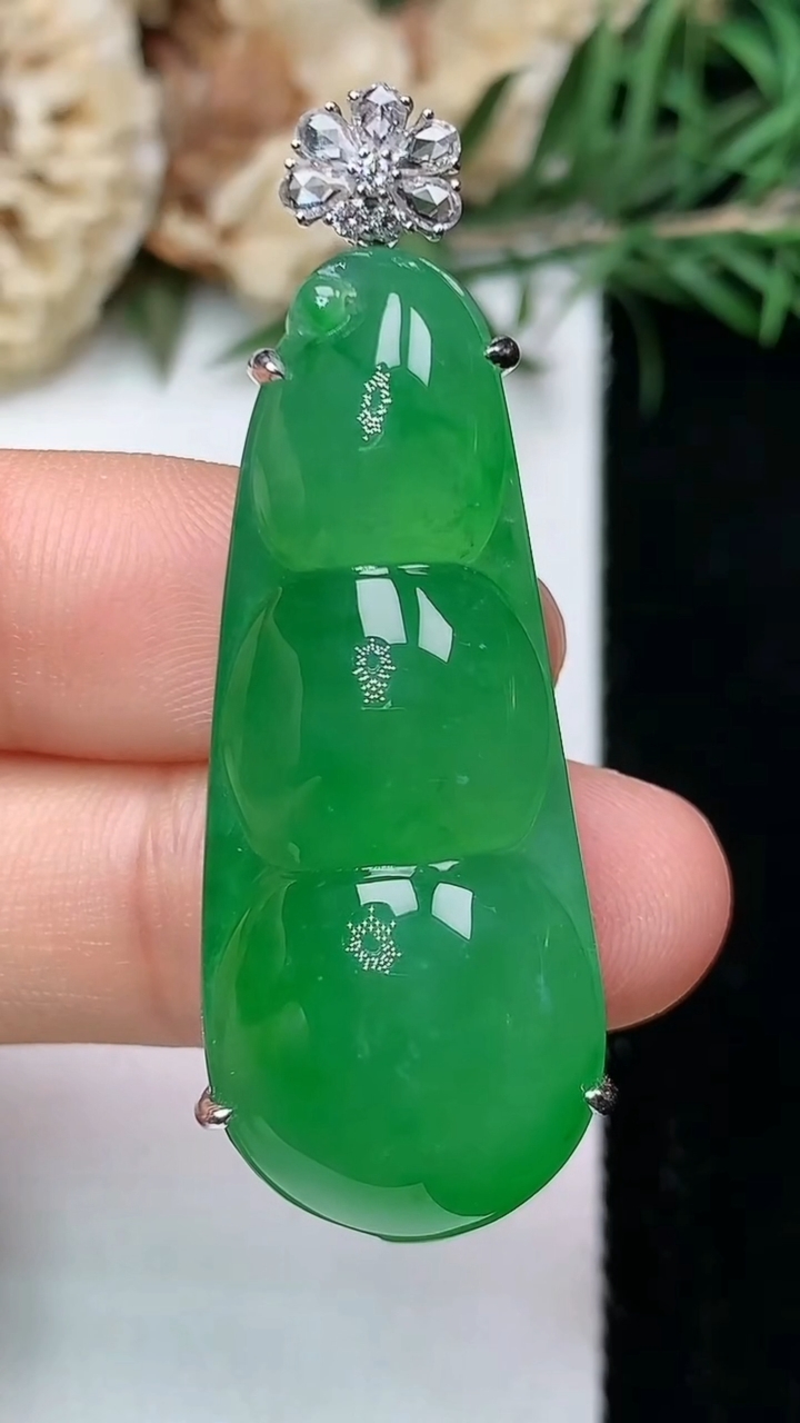 天然A货翡翠福豆吊坠，尺寸39.5-16.3-10，重量:11.39g
8月10日