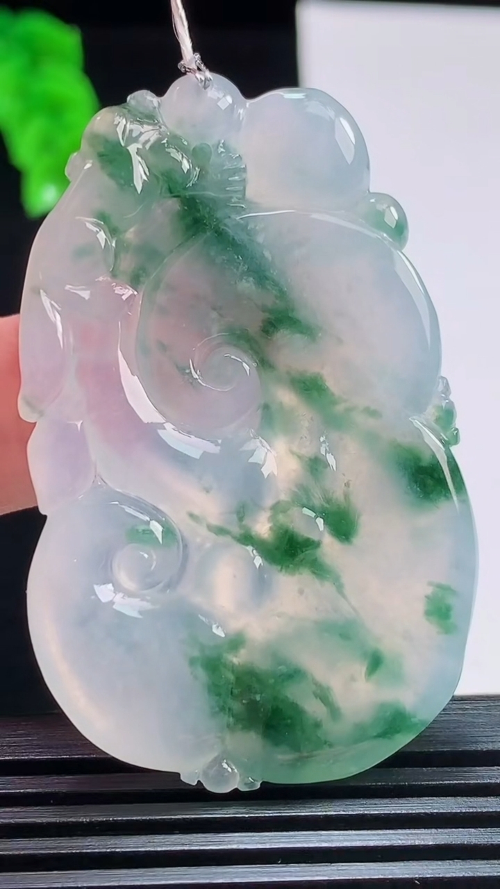 天然A货翡翠种飘花如意吊坠，尺寸52-32.8-5.5 重量:20.39g
8月10日