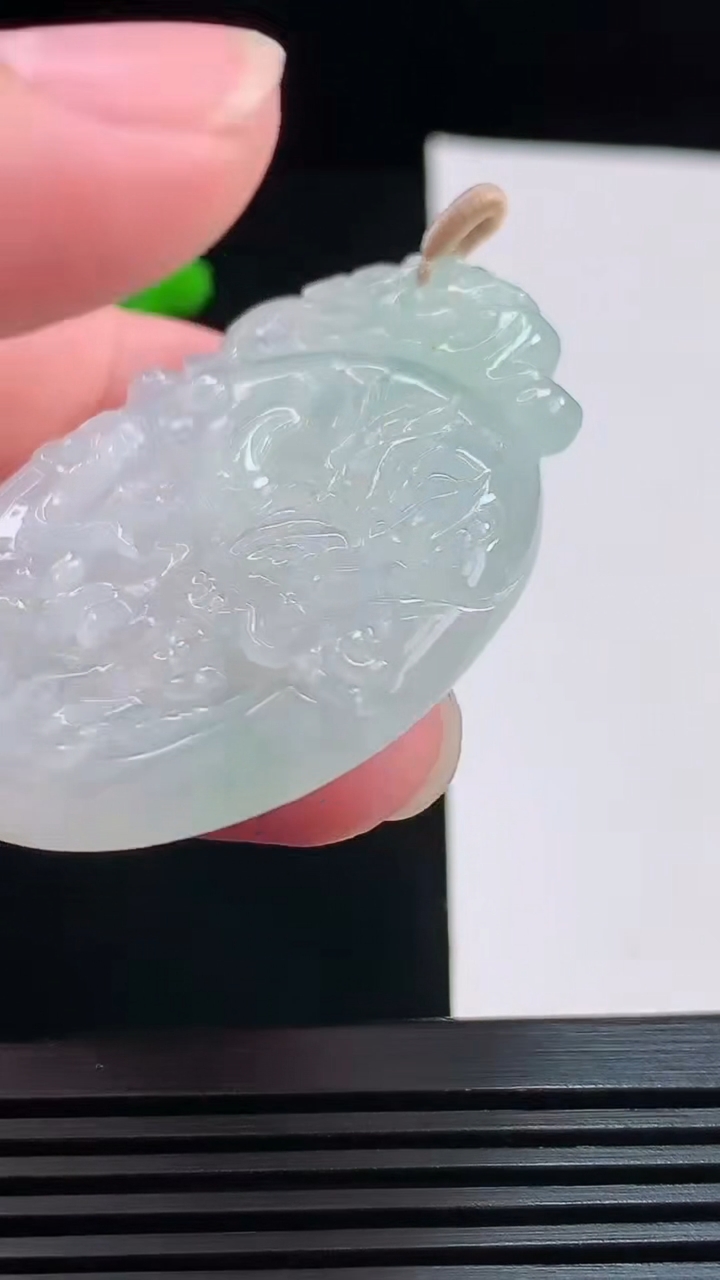 天然A货翡翠龙牌吊坠，尺寸54-43.7-5.5 重量:23.88g
8月10日