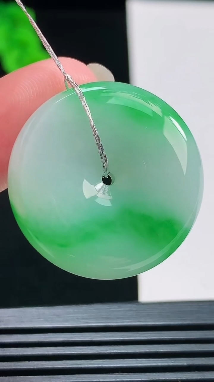 天然A货翡翠平安扣吊坠，尺寸27.6-7.6 重量:13.37g
8月10日