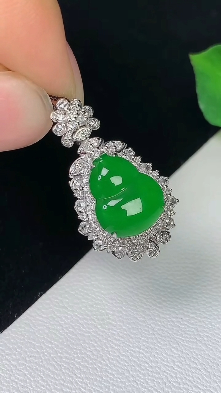 天然A货翡翠葫芦吊坠，尺寸23.7-12.6-9.2，裸石10.7-8.8，重量:2.42g
8月10日