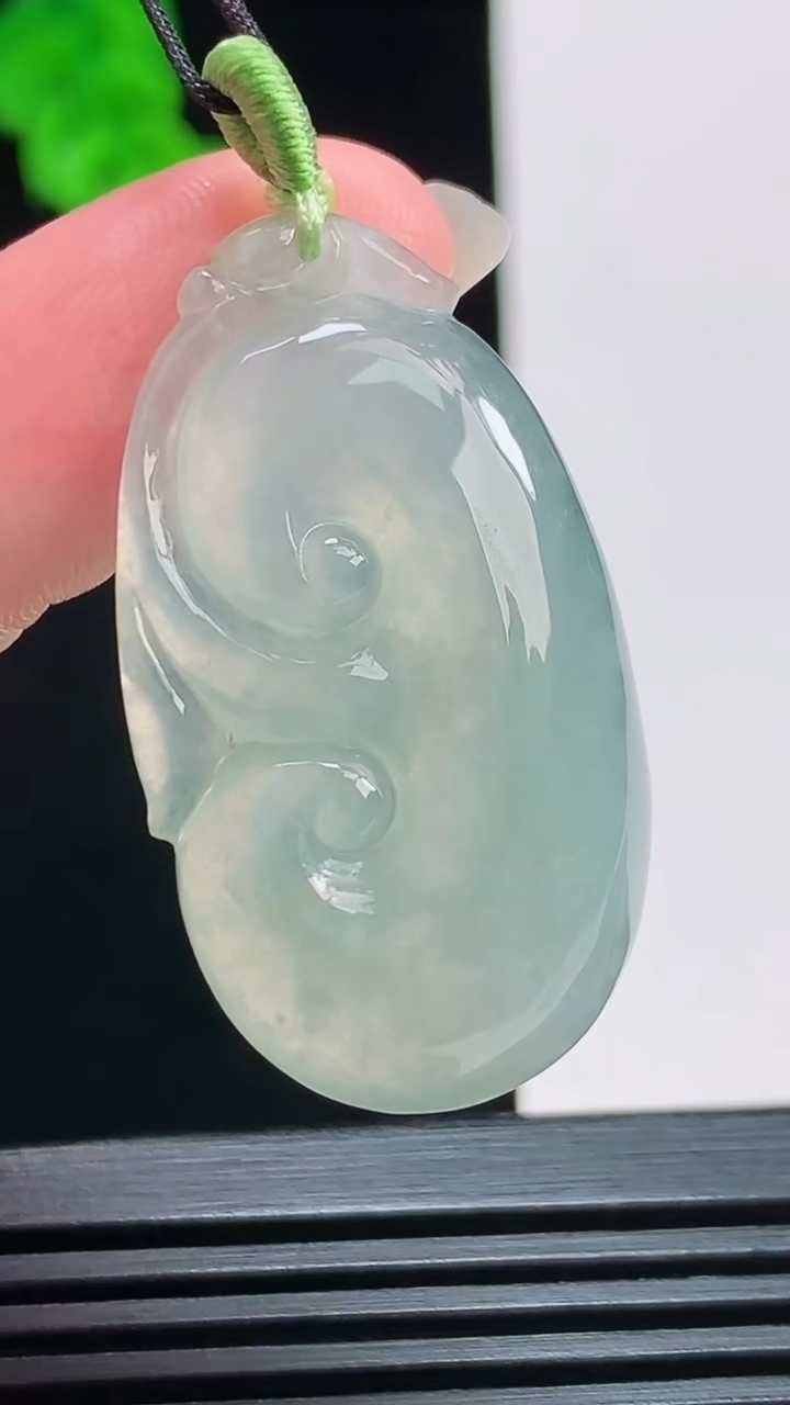 天然A货翡翠如意吊坠，尺寸36.5-20.5-6.5 重量:9.40g
8月10日