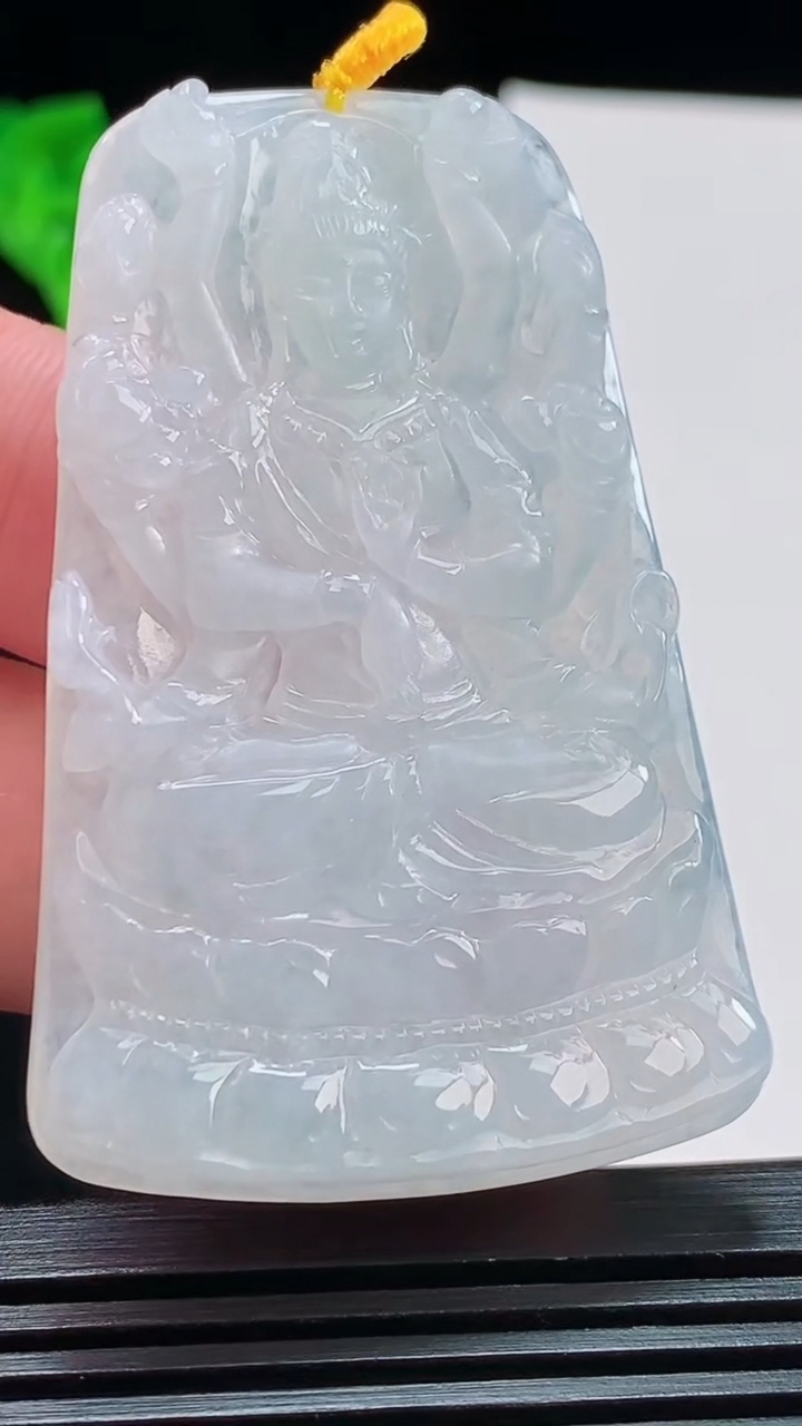 天然A货翡翠飘花千手观音菩萨吊坠，尺寸56.5-36.5-5.8 重量:24.62g
8月10日