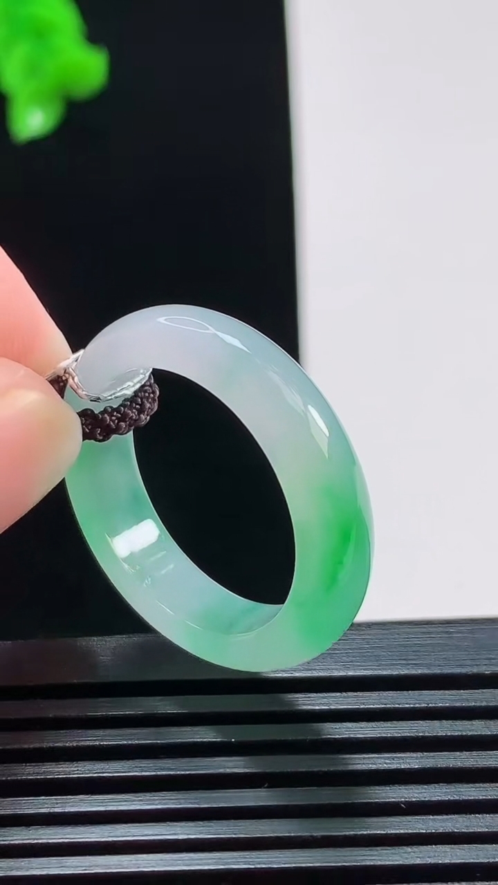 天然A货翡翠玉指环 戒指，尺寸19.8-5.6-3.6 重量:4.63g2026年8月10日
工厂直销收藏佳品,种好水足，色泽均匀，有种有色，上手高大气！