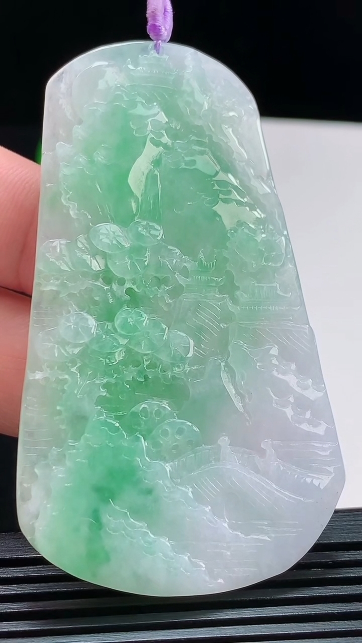 天然A货翡翠山水牌吊坠，尺寸72.6-41.6-5.2 重量:35.39g
8月10日