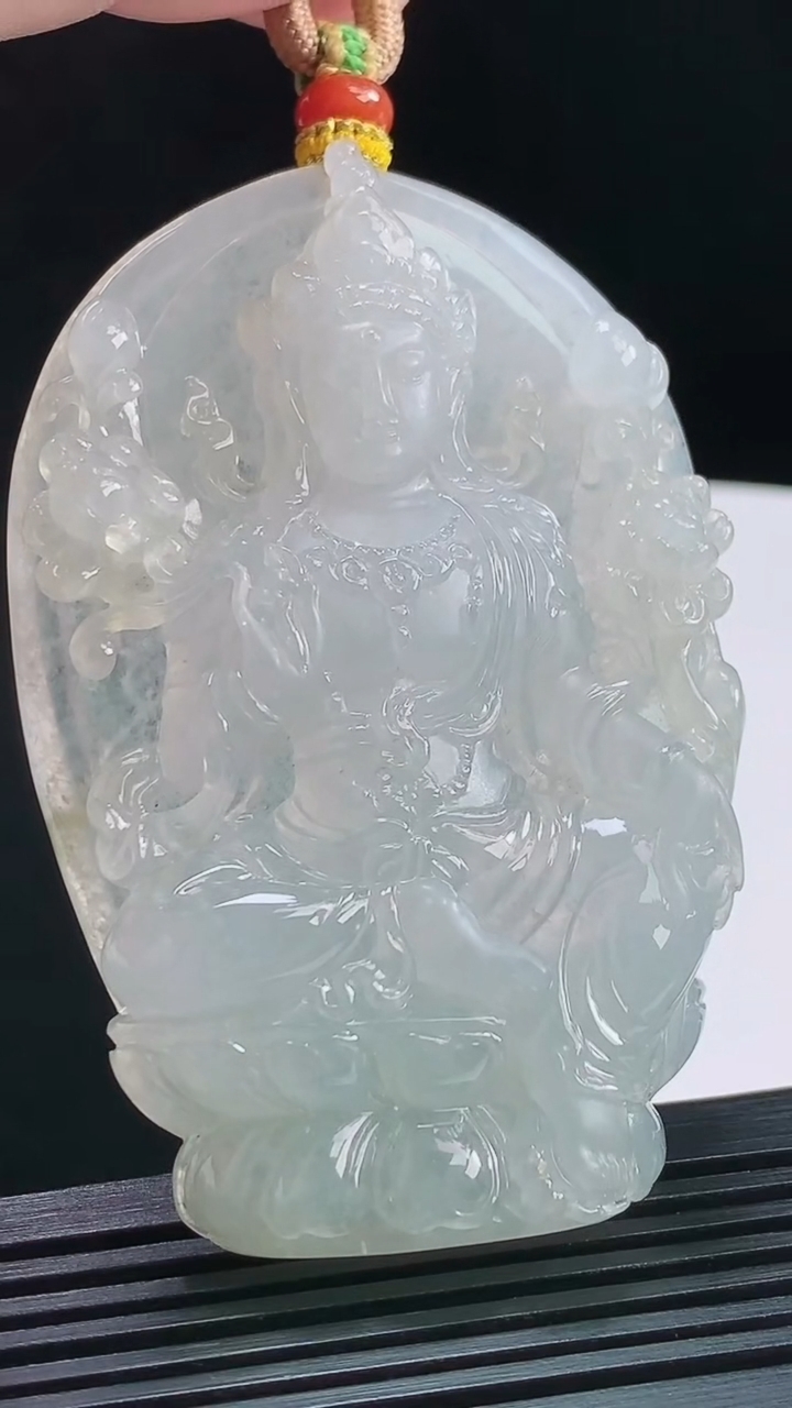 天然A货翡翠大势至菩萨吊坠，尺寸73-49-11 重量:71.63g
8月10日