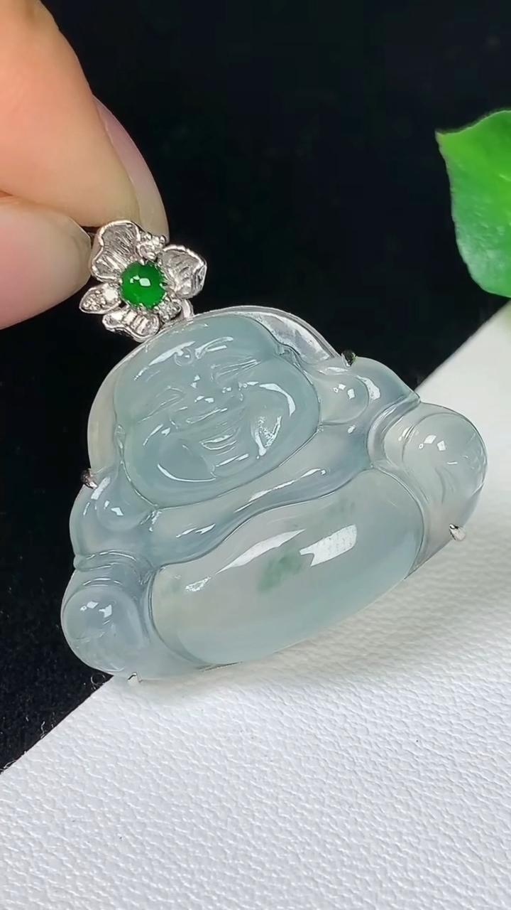 天然A货翡翠飘花佛公吊坠，尺寸20.3-27.8-7.2，重量:5.62g
8月10日