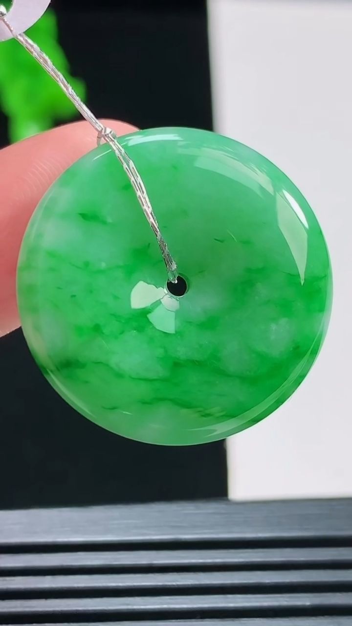 天然A货翡翠平安扣吊坠，尺寸26-5.5 重量:8.12g
8月10日